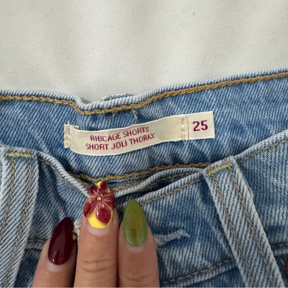 Levi’s Ribcage Shorts - Picture 3 of 4